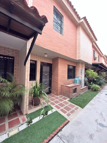 Townhouse en Makarena Villas, Tazajal, Naguanagua, Carabobo — USD 105.000