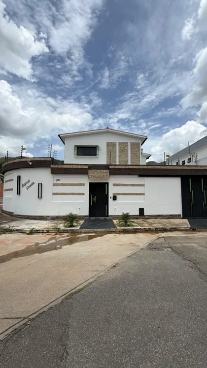 Casa en Urb. El Parral, calle cerrada — USD 360.000