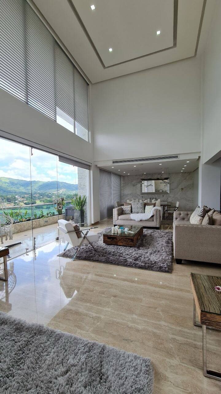 Penthouse de 6 habitaciónes en Guataparo Lake